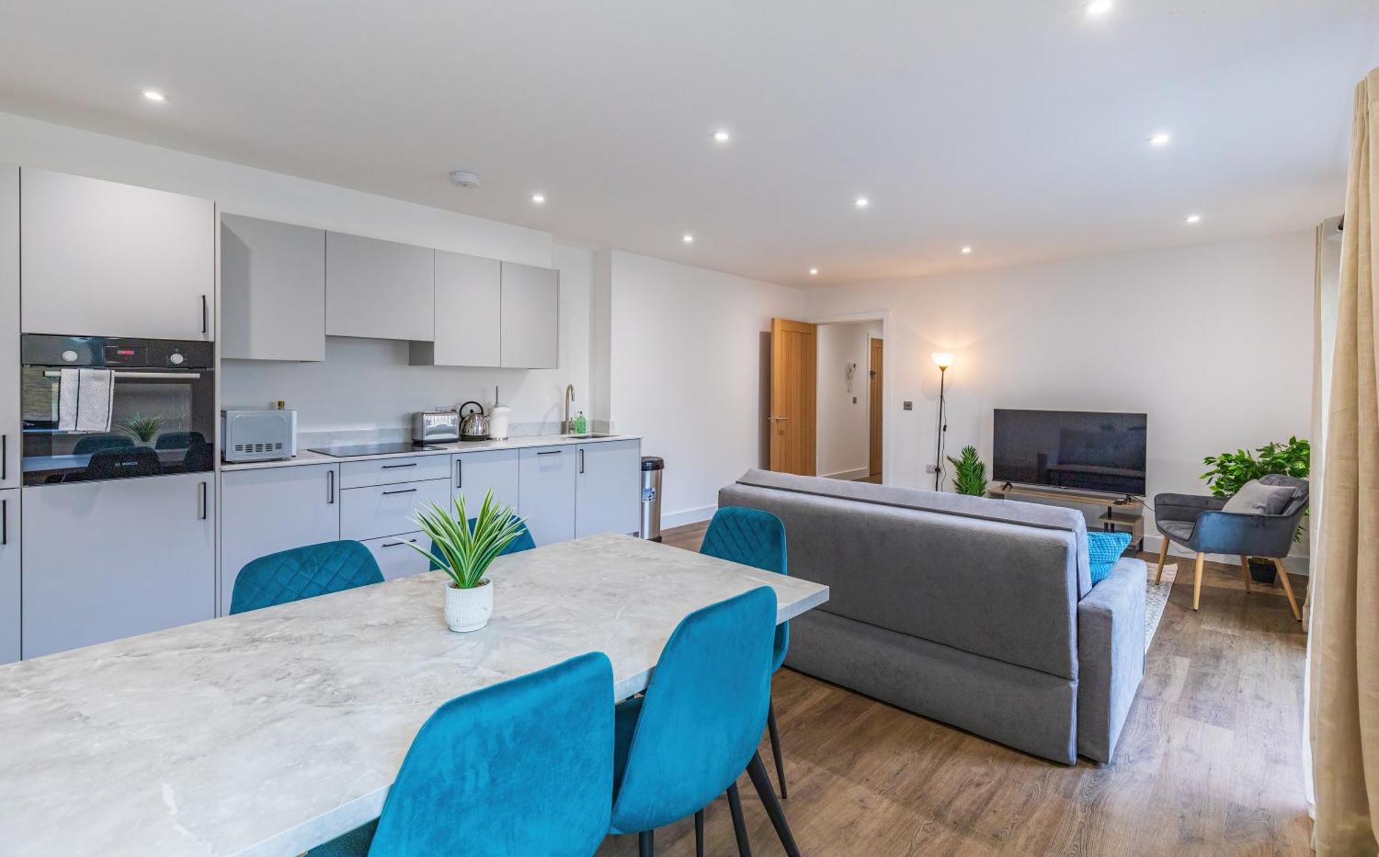 Central 2 Bed 2 Bath Apartment Near Brighton College, Beach, Hospital - Long Stay Offers Εξωτερικό φωτογραφία