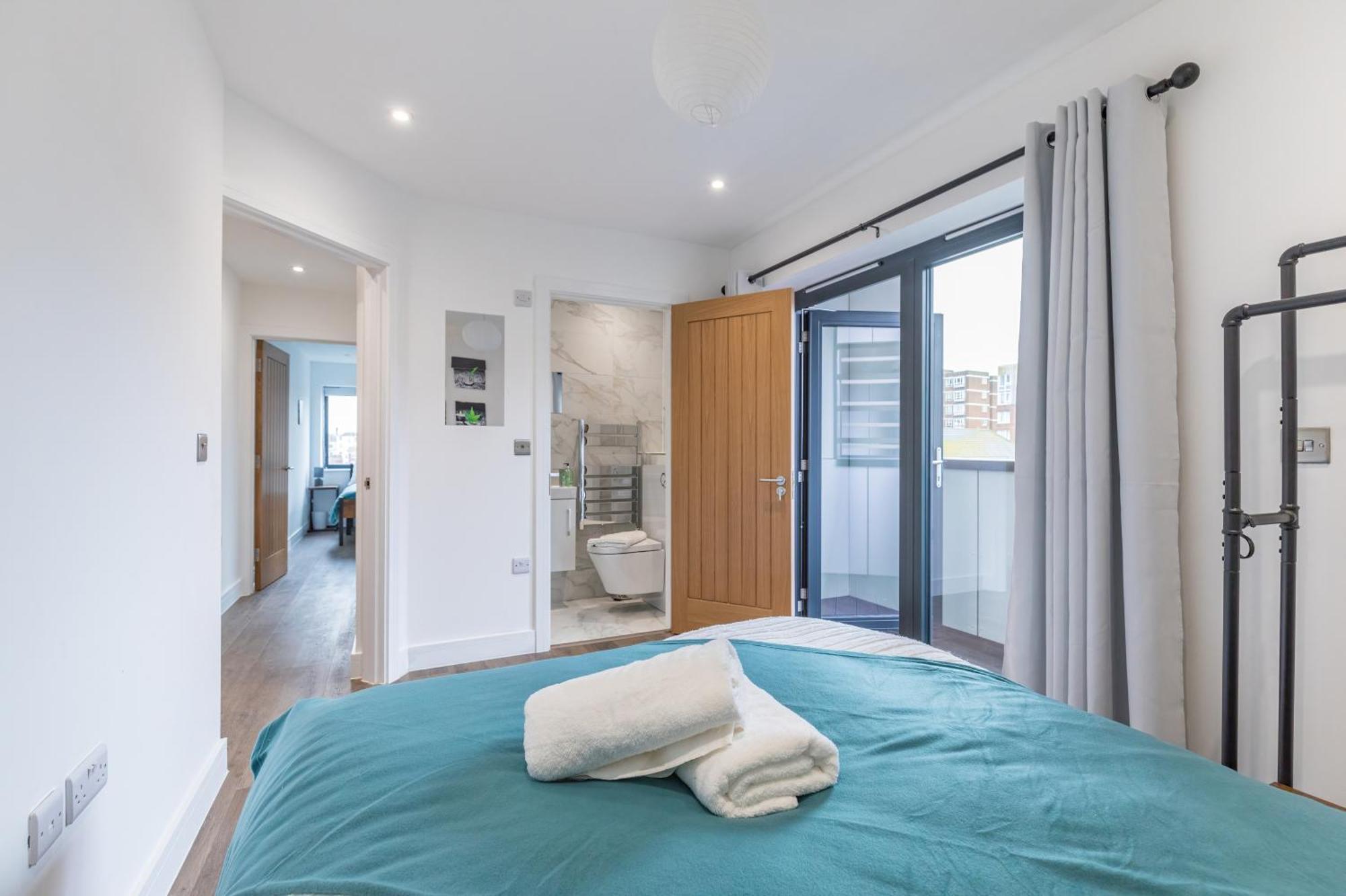 Central 2 Bed 2 Bath Apartment Near Brighton College, Beach, Hospital - Long Stay Offers Εξωτερικό φωτογραφία