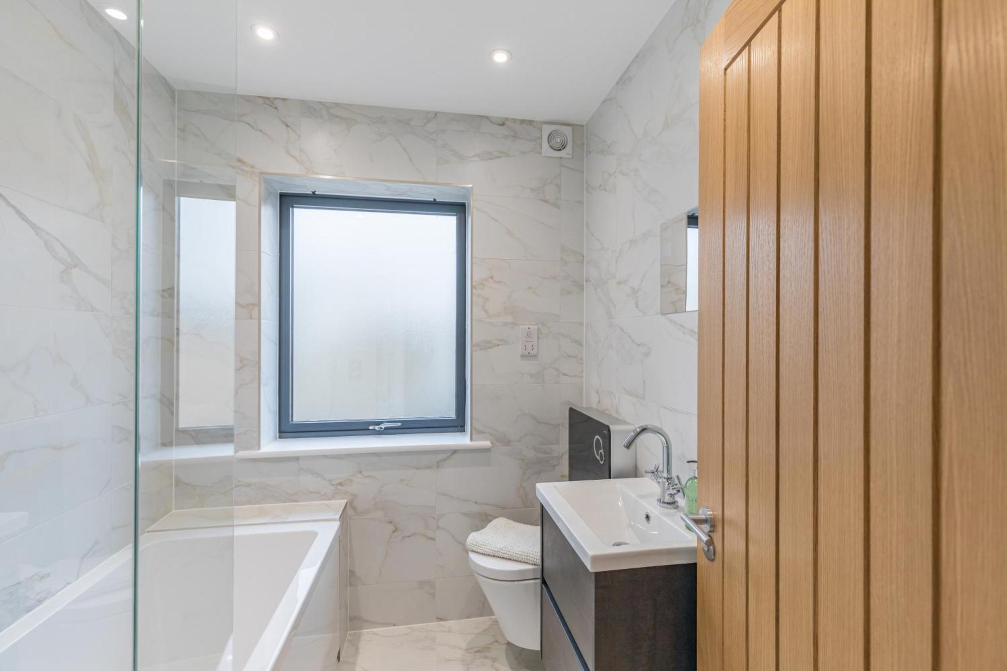 Central 2 Bed 2 Bath Apartment Near Brighton College, Beach, Hospital - Long Stay Offers Εξωτερικό φωτογραφία