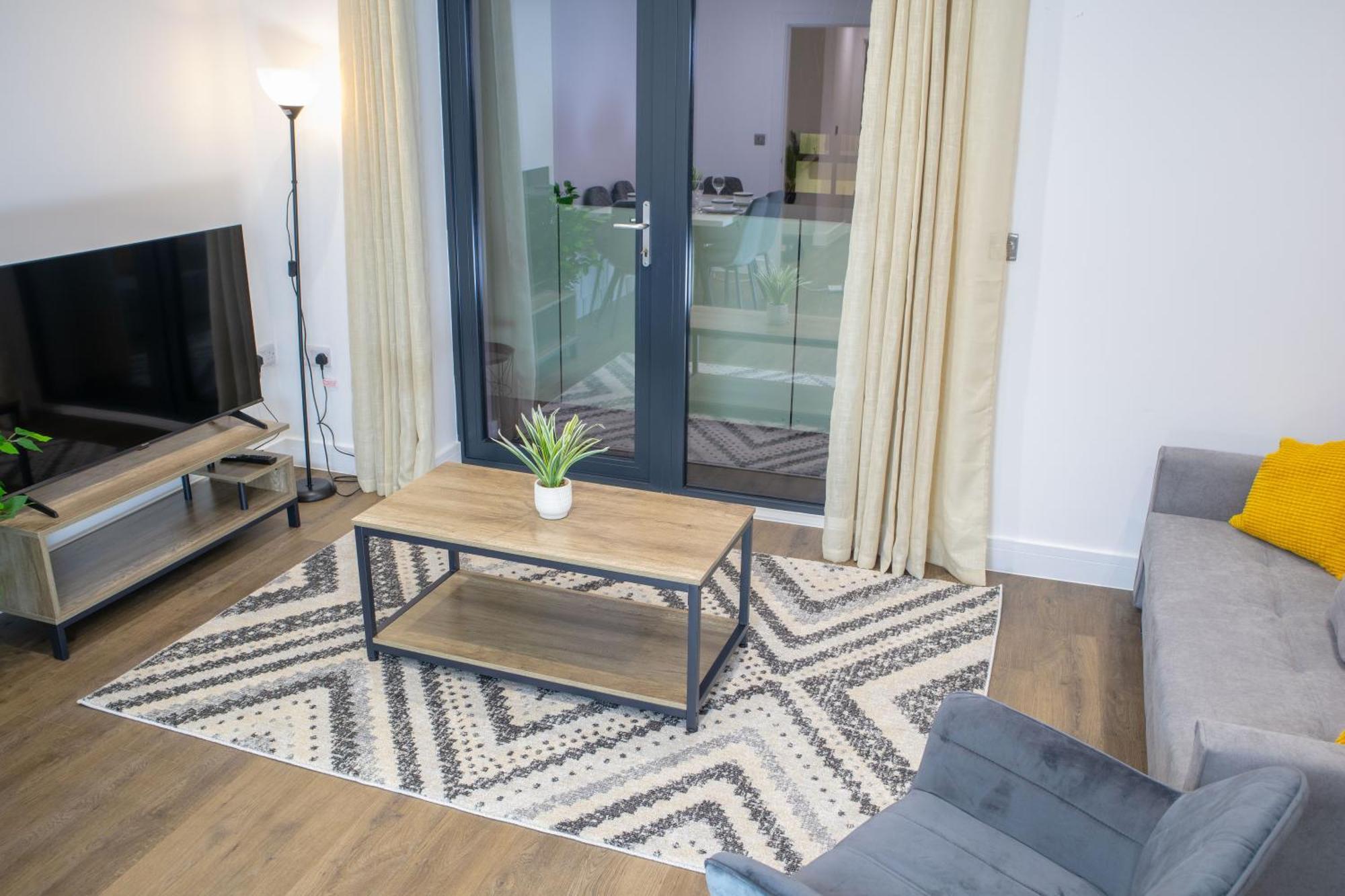 Central 2 Bed 2 Bath Apartment Near Brighton College, Beach, Hospital - Long Stay Offers Εξωτερικό φωτογραφία