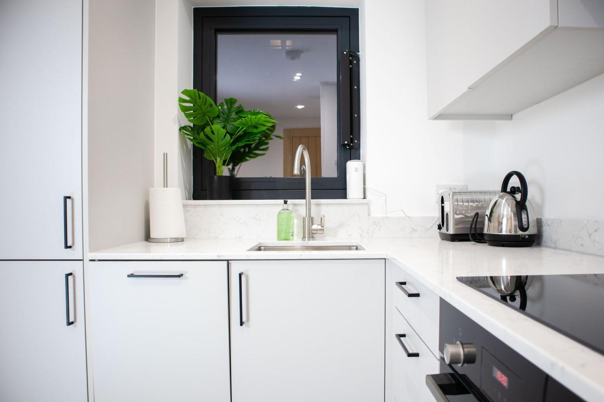 Central 2 Bed 2 Bath Apartment Near Brighton College, Beach, Hospital - Long Stay Offers Εξωτερικό φωτογραφία